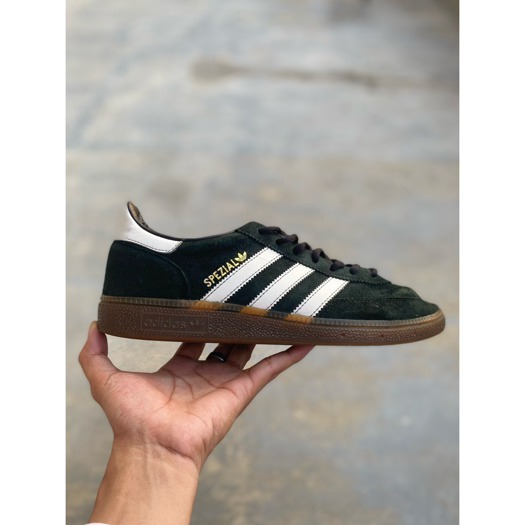 sepatu hitam