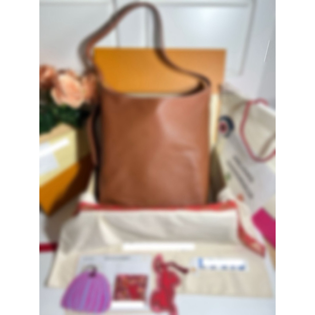 Preloved low key hobo mm cognac Authentic