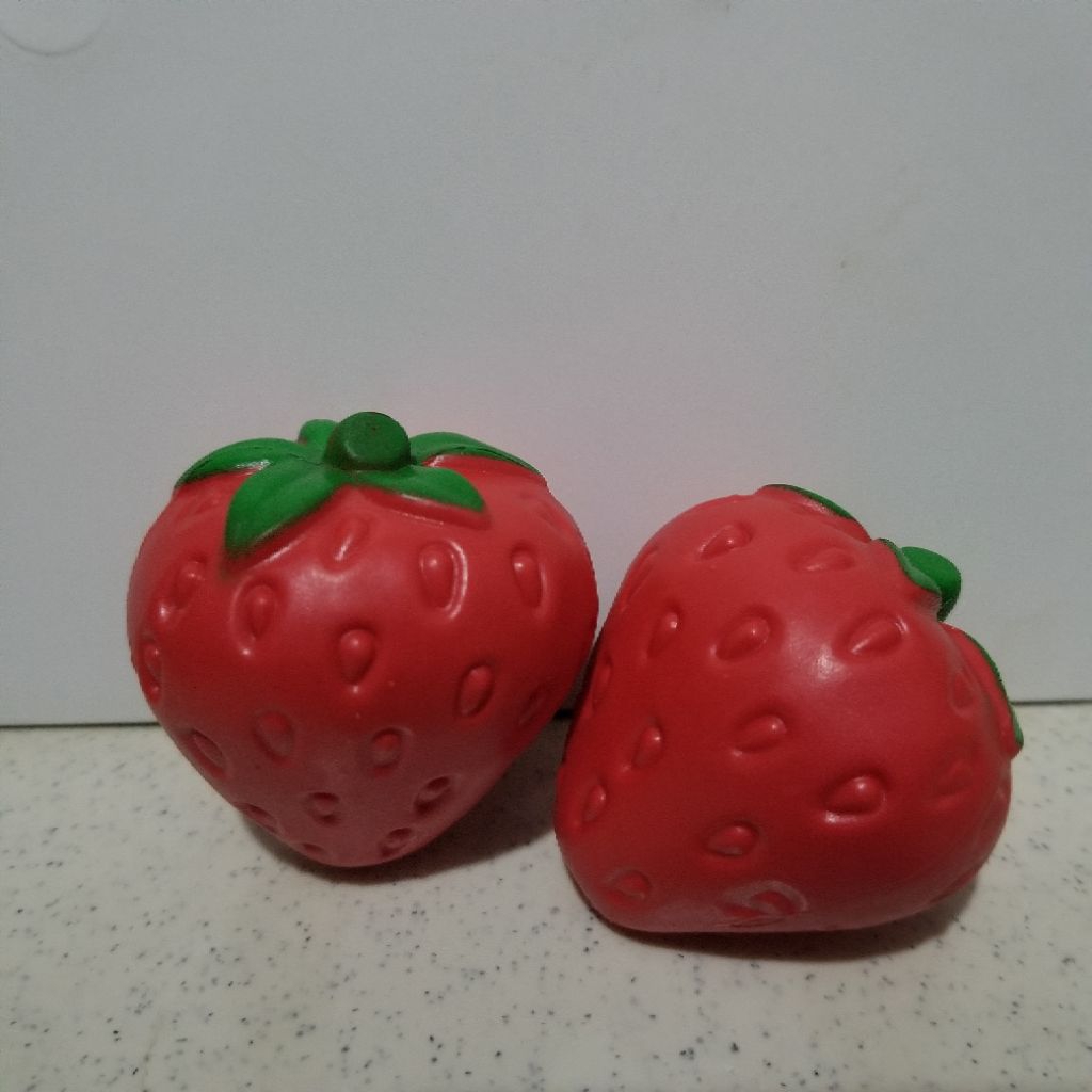Mainan Makanan buah strawberi