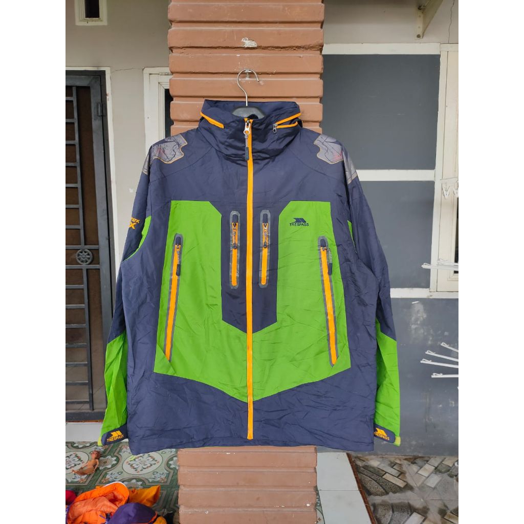 JAKET OUTDOOR TRESPASS