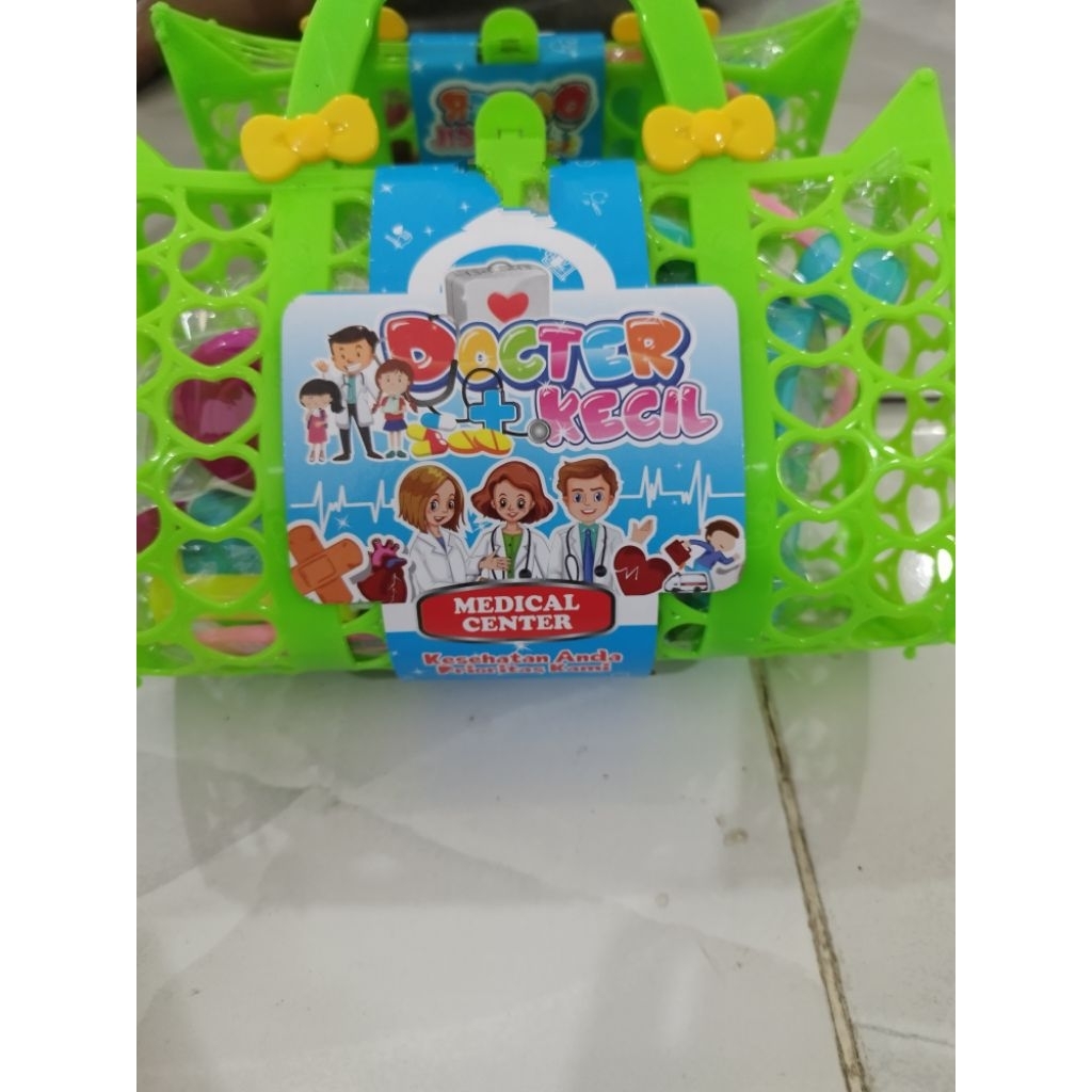 Mainan peralatan dokter kecil
