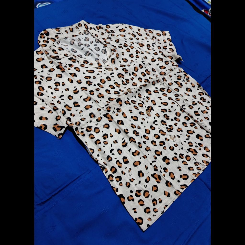 Blouse leopard lengan pendek