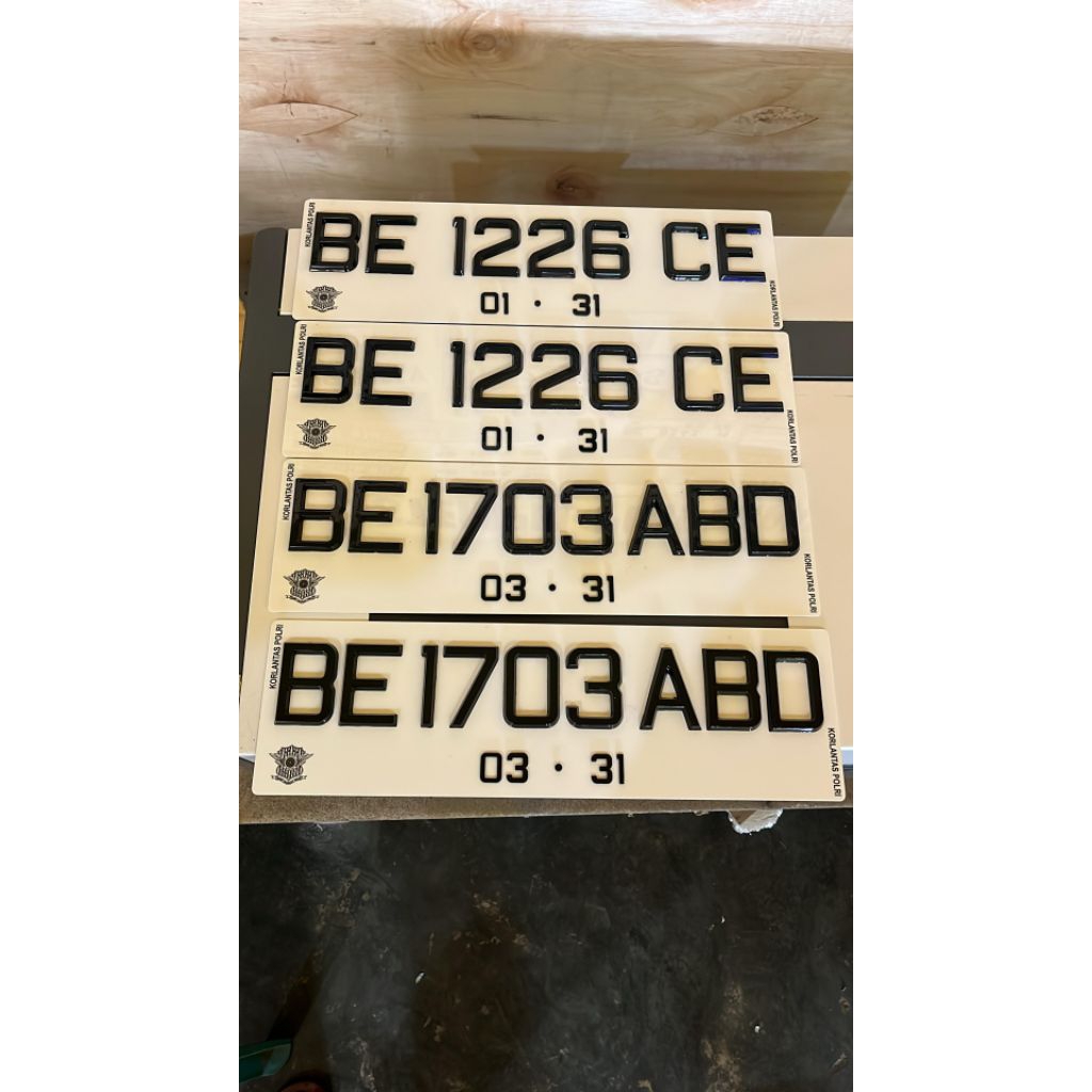Plat mobil font kotak