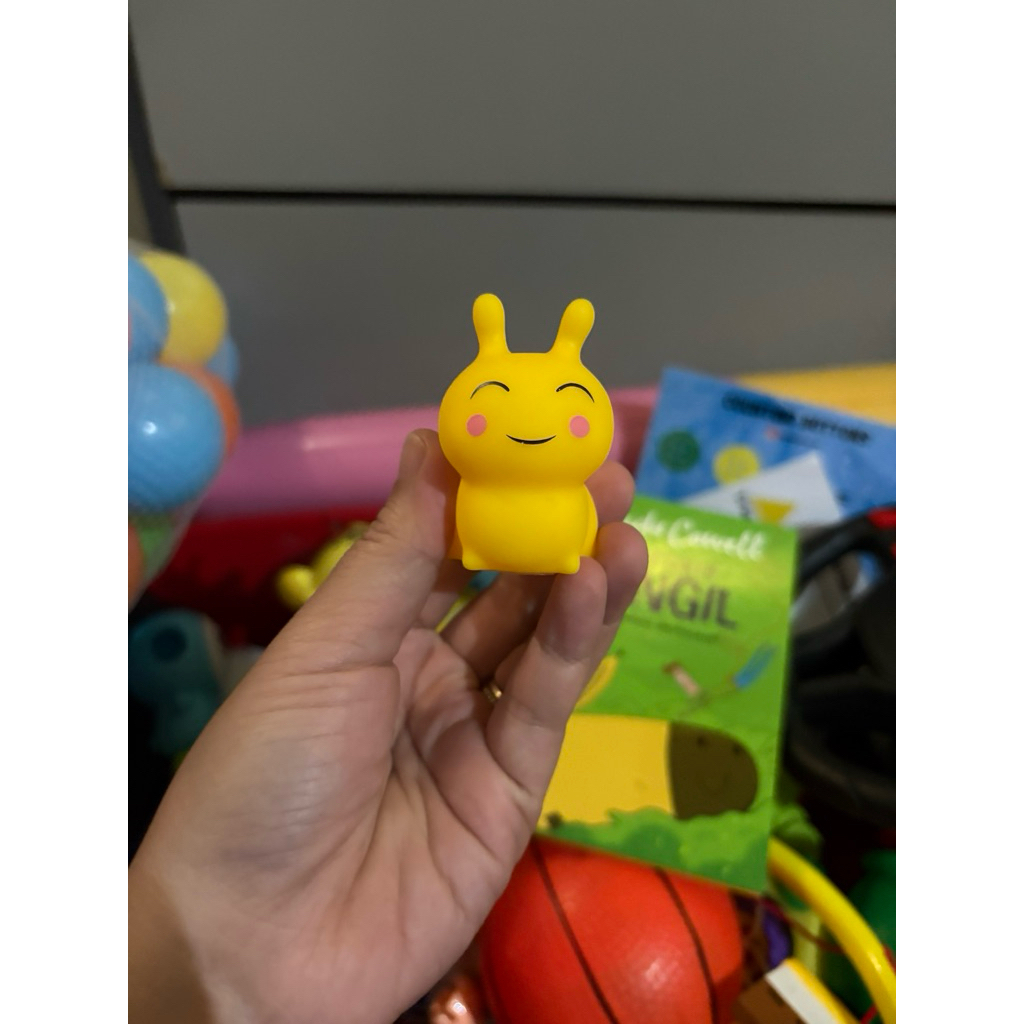 mainan karet kuning