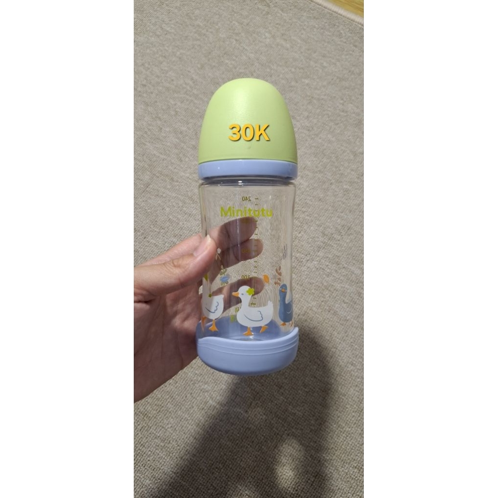 Botol susu dan baju bayi