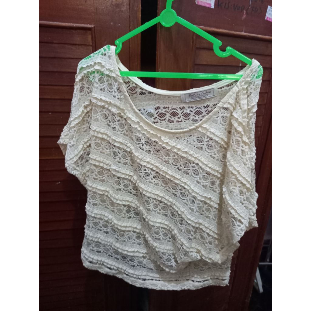 sweater putih