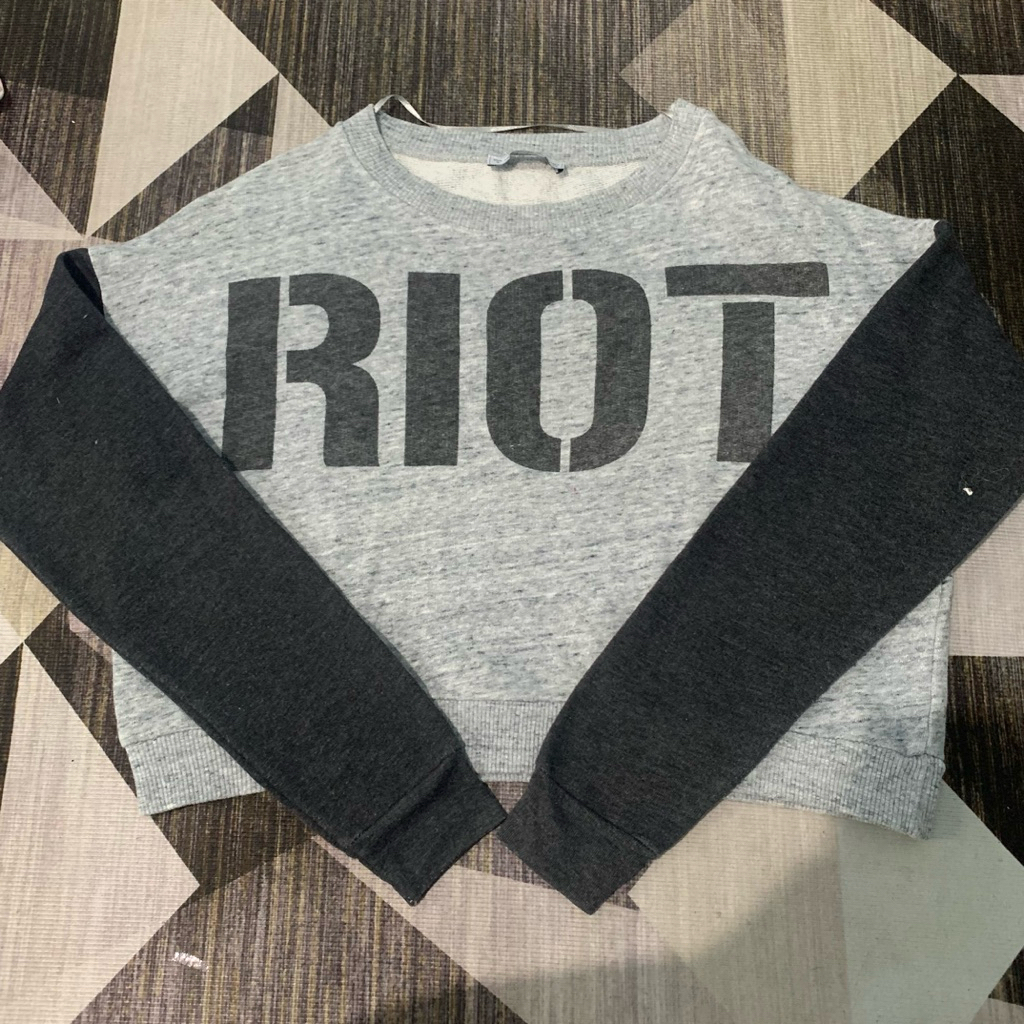 Preloved sweter crop pull and bear