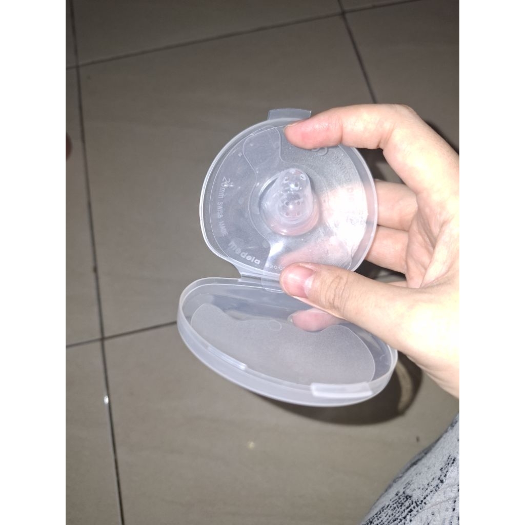 medela nipple shield - preloved