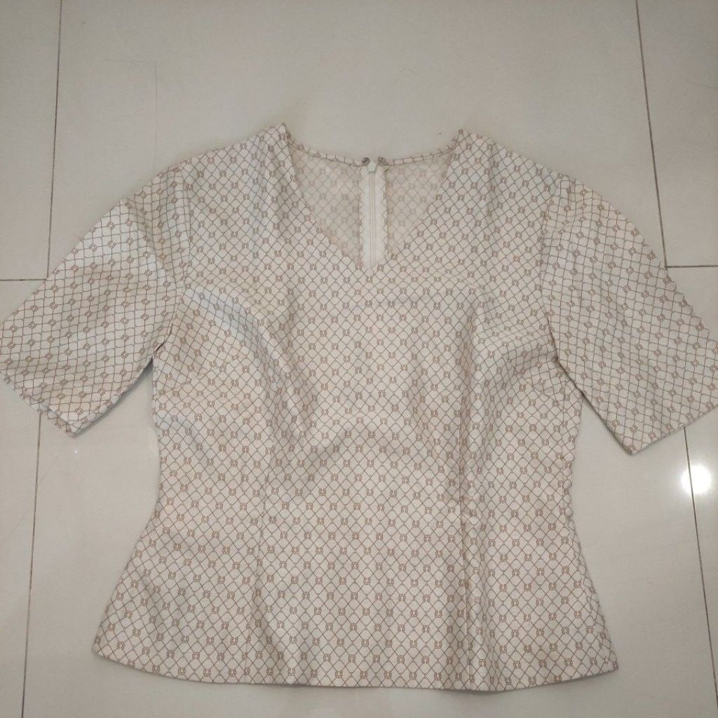 Preloved.Blouse v neck white gold
