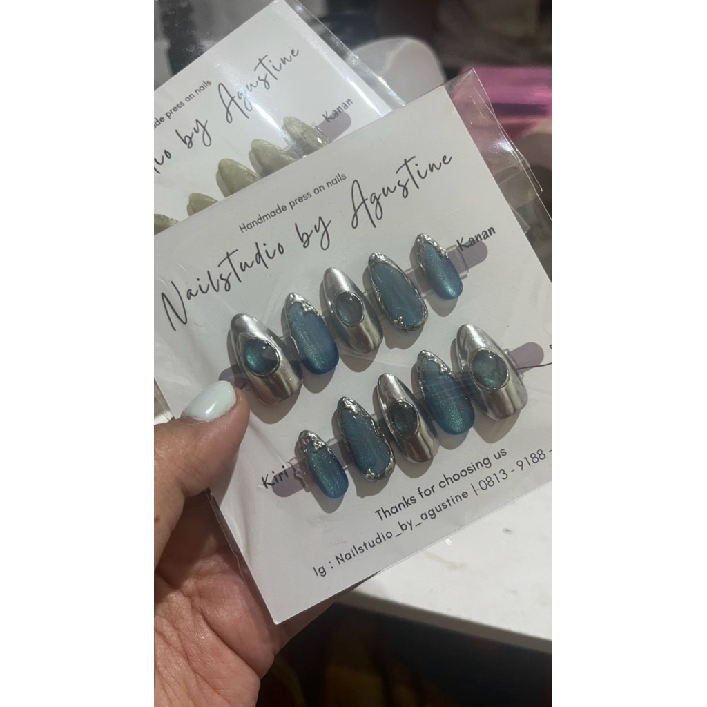 PRESS ON NAILS CAT EYE BLUE