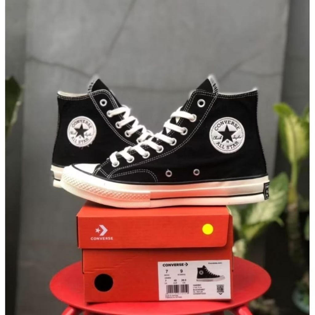 sepatu sneakers