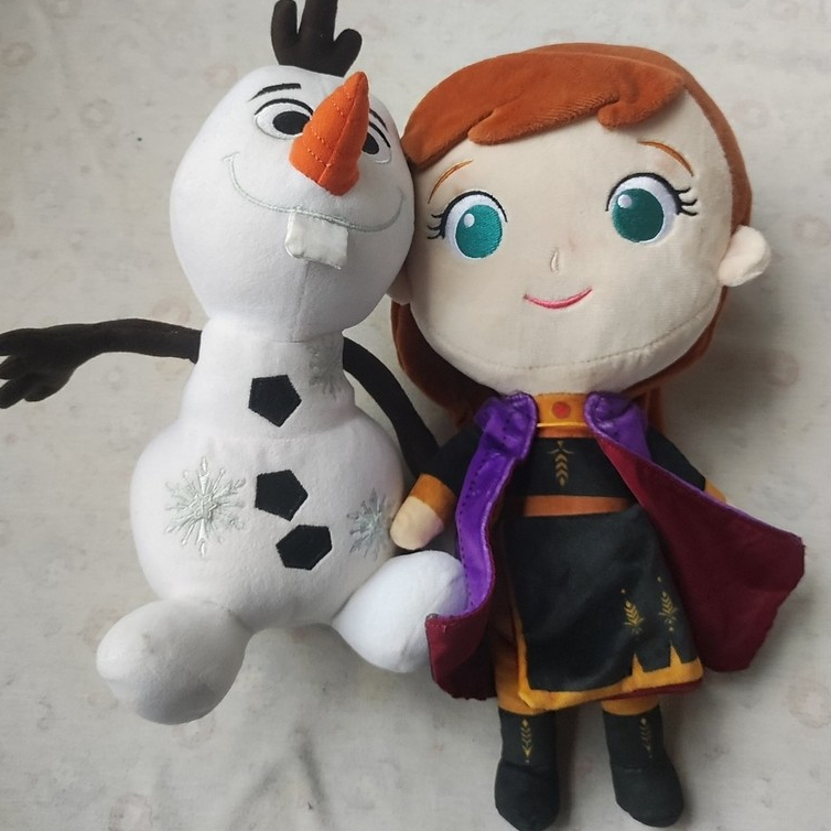 Boneka Anna dan Olaf