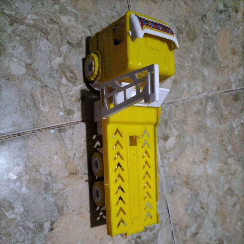 Mainan truk