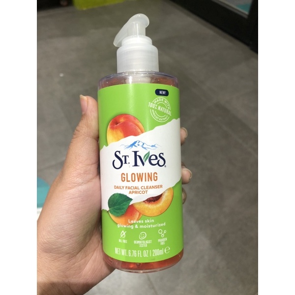 St. Ives Glowing Face Cleanser 200ml