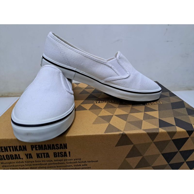 Sepatu kanvas size 33