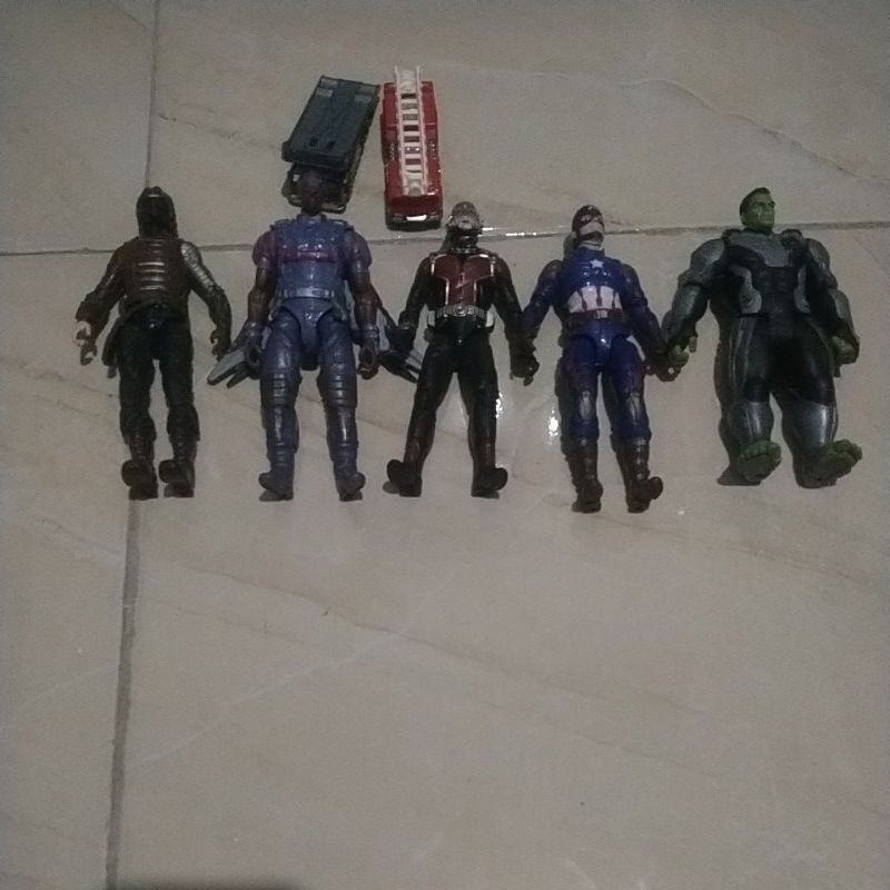 mainan Marvel dan 2 hotweels