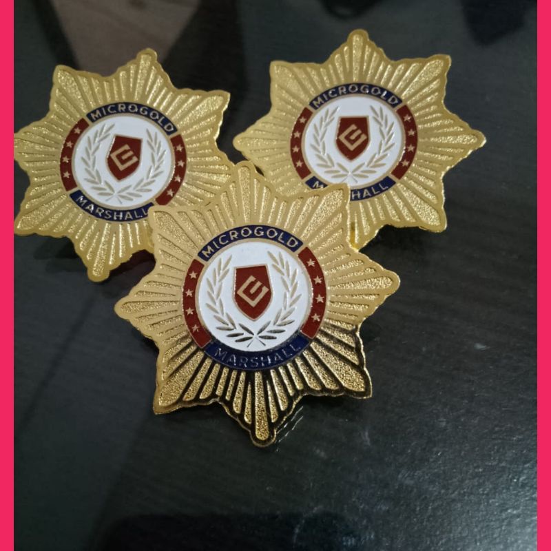 Pin kuningan motif