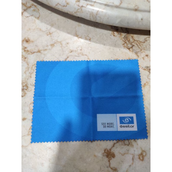 lap kacamata microfiber essilor