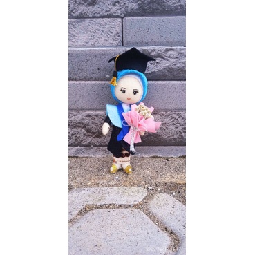 boneka wisuda