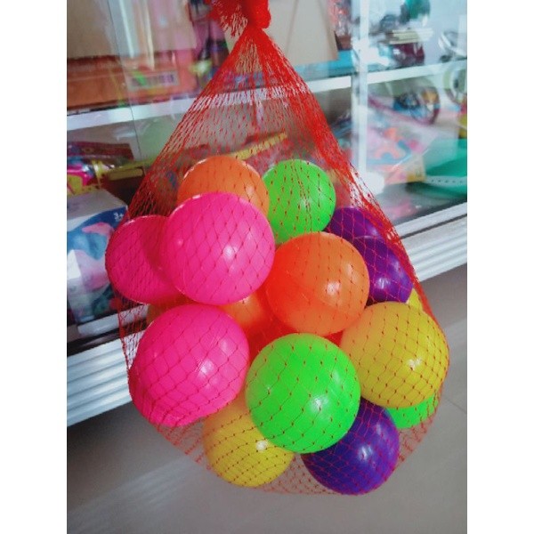 Mainan bola warna warni