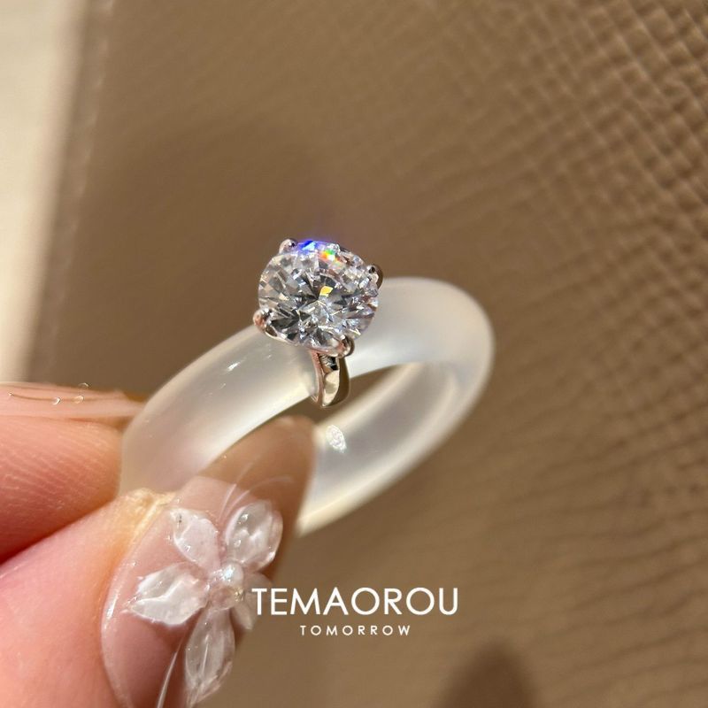 A simple and elegant new ring with a plain ring, cool and versatile style