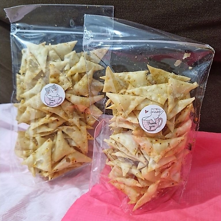 Keripik pangsit pedas daun jeruk