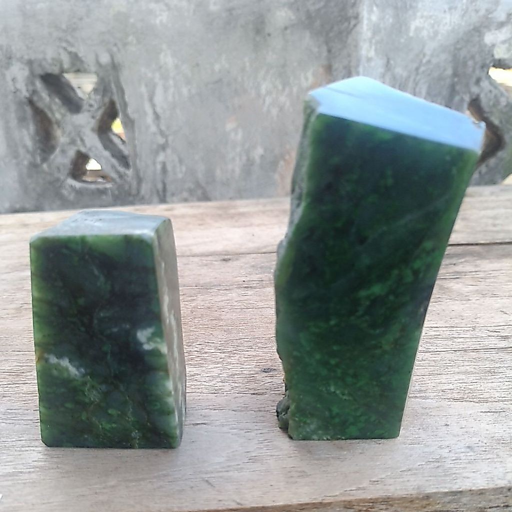 pajangan giok nephrite