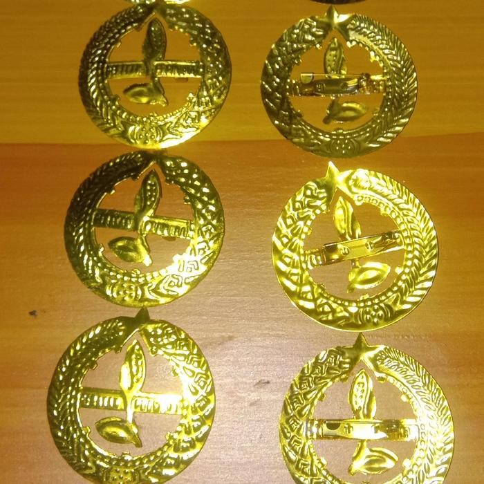 tanda topi pembina