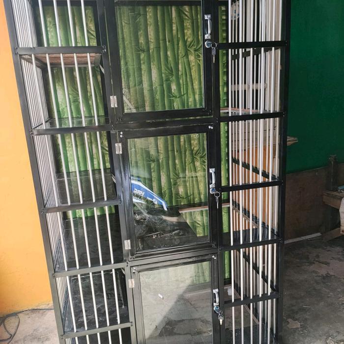 kandang kucing 3 pintu background