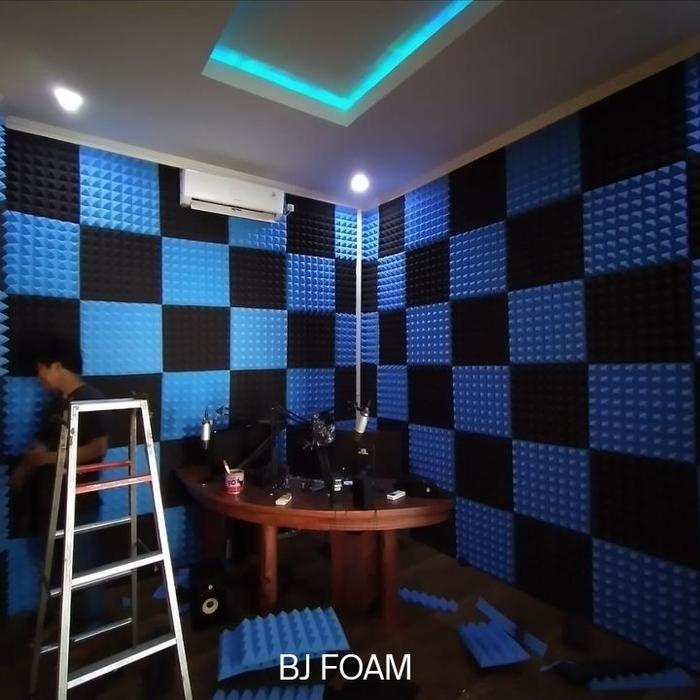 Busa peredam pyramid biru Lem